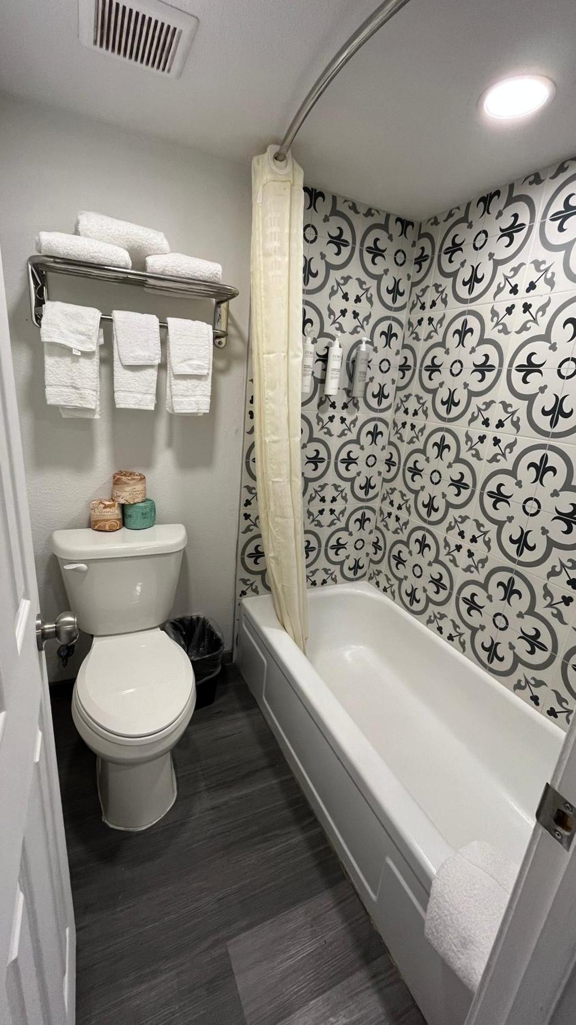 Town Place Studio Apartment Snyder ภายนอก รูปภาพ
